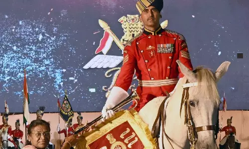 राष्ट्रपति मुर्मू ने अपने अंगरक्षक को विशेष सम्मान प्रदान किया