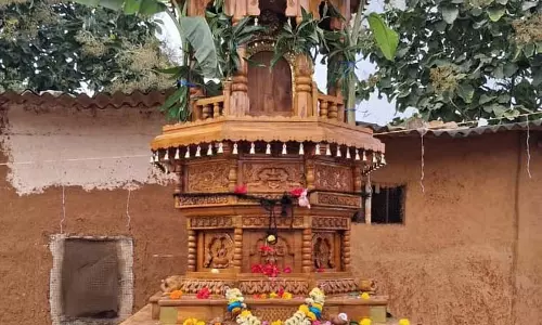 रथ निर्माण: गांव की महिलाओं ने दान किए ₹10 लाख