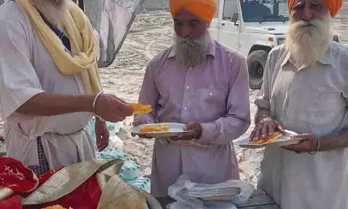 Ahli Kalan बाढ़ प्रभावित क्षेत्र में चौबीसों घंटे चलने वाले लंगर से स्वयंसेवकों का उत्साह बढ़ा Ahli Kalan बाढ़ प्रभावित क्षेत्र में चौबीसों घंटे चलने वाले लंगर से स्वयंसेवकों का उत्साह बढ़ा