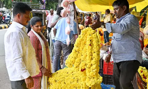 आयुध पूजा में खरीदारी की होड़: नीलकंठ और फूलों की मालाओं की मांग आयुध पूजा में खरीदारी की होड़: नीलकंठ और फूलों की मालाओं की मांग
