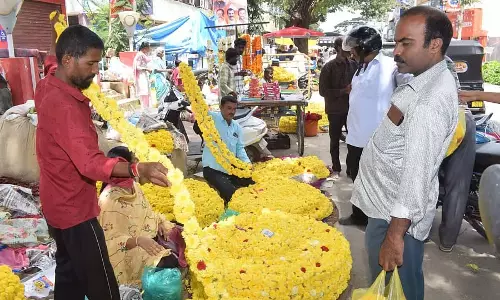 मांड्या जिले में आयुध पूजा की पूरी तैयारी: फूलों और फलों की खरीदारी जोरों पर मांड्या जिले में आयुध पूजा की पूरी तैयारी: फूलों और फलों की खरीदारी जोरों पर