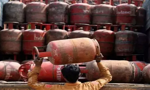 गैस सिलेंडर महंगा, त्योहारों पर आम जनता पर आर्थिक दबाव गैस सिलेंडर महंगा, त्योहारों पर आम जनता पर आर्थिक दबाव