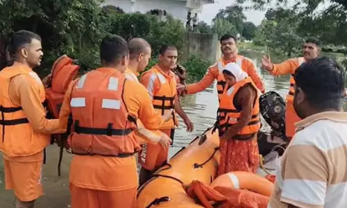 महाराष्ट्र में बाढ़ राहत अभियान: सेना ने परभणी में 34 लोगों को बचाया महाराष्ट्र में बाढ़ राहत अभियान: सेना ने परभणी में 34 लोगों को बचाया