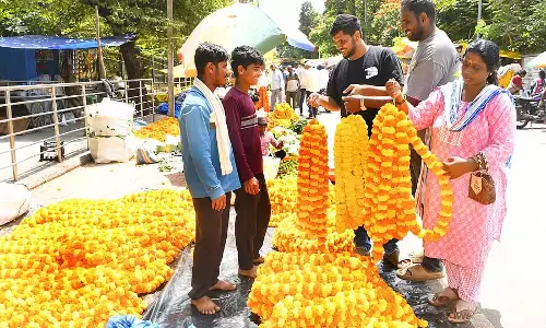 Shivamogga : आयुध पूजा की तैयारियां, फूलों और कुंभलों की खरीदारी जोरों पर