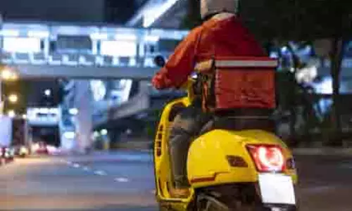 Delhi: नशे में धुत ग्राहक ने डिलीवरी बॉय को धमकाया, पुलिस से की बदसलूकी Delhi: नशे में धुत ग्राहक ने डिलीवरी बॉय को धमकाया, पुलिस से की बदसलूकी