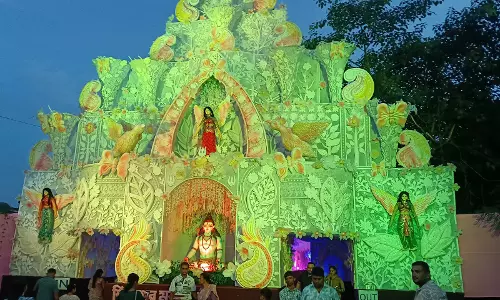 दुर्गा पूजा उत्सव के चरम पर Agartala के पंडालों में भारी भीड़ उमड़ी
