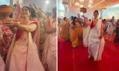 तनीषा मुखर्जी ने सुंदर धुनुची नाच के साथ मुंबई दुर्गा पूजा को रोशन किया