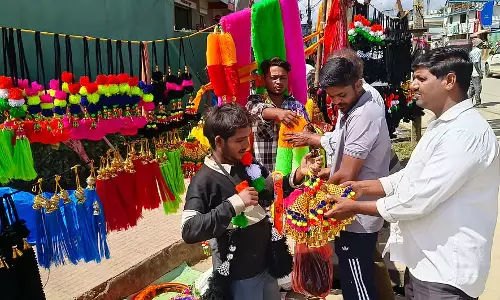 व्यापार में तेजी: बेकरी और दुकानों में खरीदारी की होड़