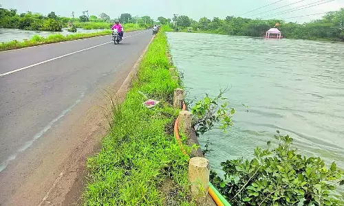 Karnataka : बारिश में दादागी पुल डूबा, 15 से अधिक गांवों का संपर्क कटा Karnataka : बारिश में दादागी पुल डूबा, 15 से अधिक गांवों का संपर्क कटा