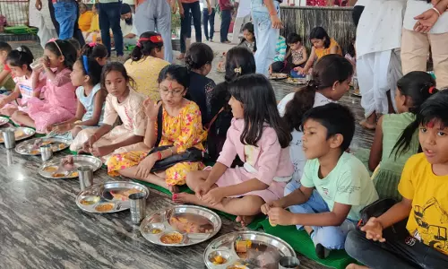 Bareilly: हवनकर द्वारा महाअष्टमी पर कन्याओं के लिए भंडारा