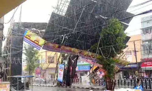 Cuttack: राजाबगीचा पंडाल की छत गिरने से तीन घायल