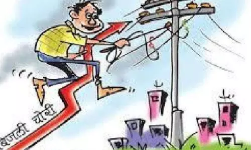 Bareilly: सपा पार्षद के चार्जिंग स्टेशन पर बिजली चोरी का खुलासा, 1 करोड़ की हानि