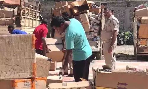 Operation Agni: ओडिशा में करीब 1 करोड़ रुपये मूल्य के पटाखे जब्त Operation Agni: ओडिशा में करीब 1 करोड़ रुपये मूल्य के पटाखे जब्त