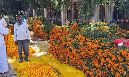 Gangavathi : दशहरा उत्सव के लिए खरीदारी का दौर जारी है Gangavathi : दशहरा उत्सव के लिए खरीदारी का दौर जारी है