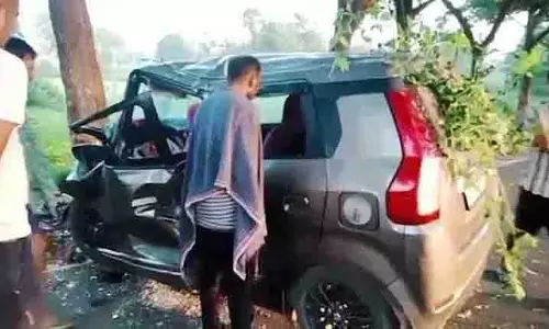Angul: कार पेड़ से टकराई, राजस्व निरीक्षक की मौत, 6 घायल