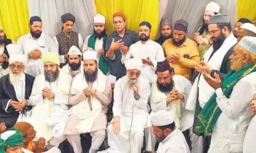 Bareilly: श्रद्धालुओं ने उर्स में मांगी अमन और चैन की दुआ