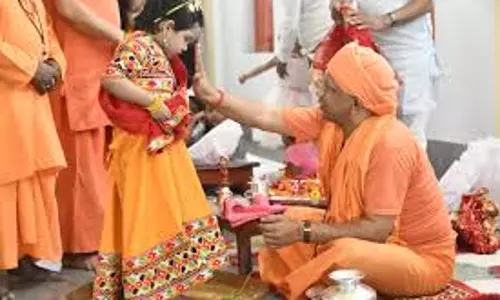 Gorakhpur: बेटियों के पांव पखारकर सीएम योगी ने किया पूजन Gorakhpur: बेटियों के पांव पखारकर सीएम योगी ने किया पूजन