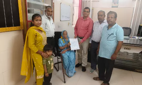 Dungarpur: शतायु आयु वाले मतदाताओं को अंतराष्ट्रीय वृद्धजन दिवस हुए सम्मानित