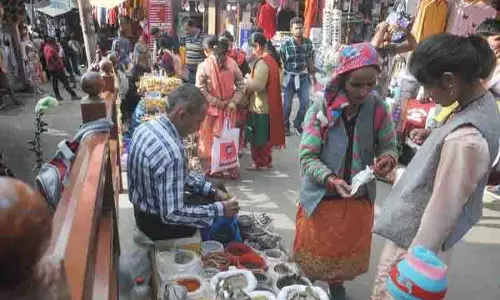 Shimla में रेहड़ी-पटरी वालों ने नगर निगम के बेदखली अभियान का विरोध किया