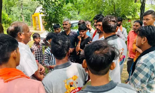 Hathras: स्कूल में लेट छात्राओं को मुर्गा बनवाने का मामला, बजरंग दल सड़कों पर Hathras: स्कूल में लेट छात्राओं को मुर्गा बनवाने का मामला, बजरंग दल सड़कों पर