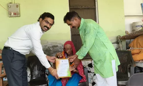 Churu: शतायु मतदाताओं का किया सम्मान Churu: शतायु मतदाताओं का किया सम्मान