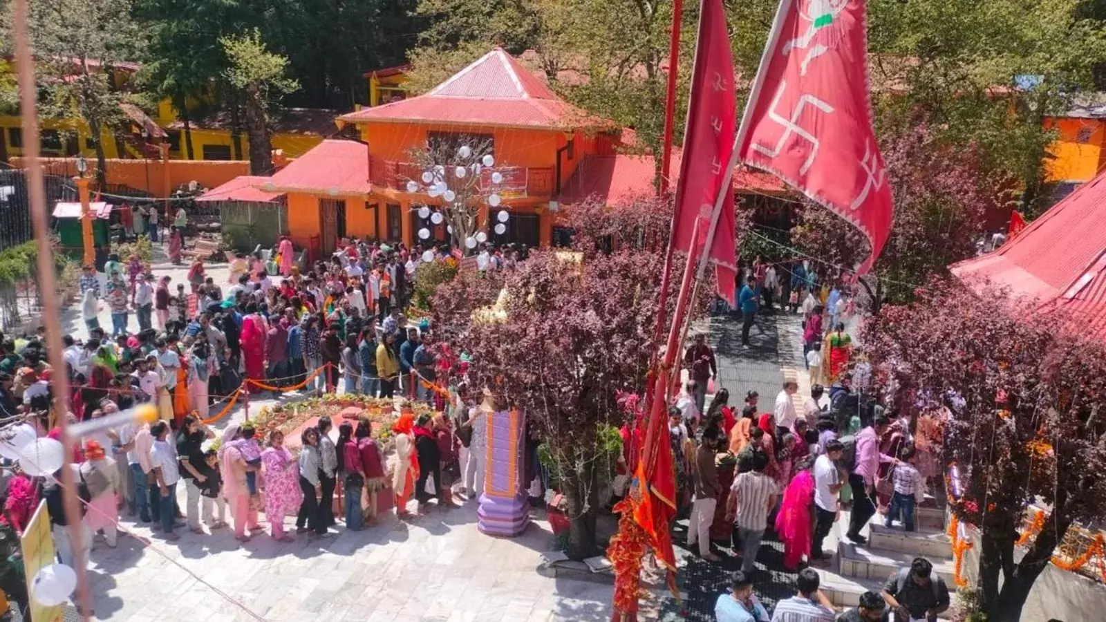 Uttarkashi: नवरात्र पर उत्तरकाशी में मंदिरों में श्रद्धालुओं की भारी भीड़ Uttarkashi: नवरात्र पर उत्तरकाशी में मंदिरों में श्रद्धालुओं की भारी भीड़