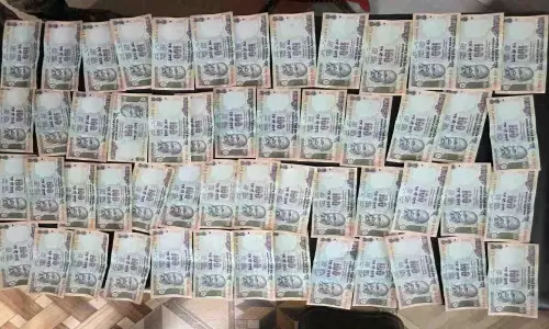 नकली नोट खपा रहे दो लड़के गिरफ्तार, 53 जाली करेंसी बरामद नकली नोट खपा रहे दो लड़के गिरफ्तार, 53 जाली करेंसी बरामद
