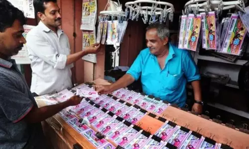 Kannur में ज़मीन मालिक द्वारा तोड़े गए लॉटरी स्टॉल का व्यापारियों के संघ द्वारा पुनर्निर्माण किया गया Kannur में ज़मीन मालिक द्वारा तोड़े गए लॉटरी स्टॉल का व्यापारियों के संघ द्वारा पुनर्निर्माण किया गया