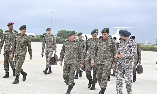 COAS जनरल उपेंद्र द्विवेदी ने भुज वायु सेना स्टेशन का दौरा किया, वायुसेना अधिकारियों से बातचीत की COAS जनरल उपेंद्र द्विवेदी ने भुज वायु सेना स्टेशन का दौरा किया, वायुसेना अधिकारियों से बातचीत की