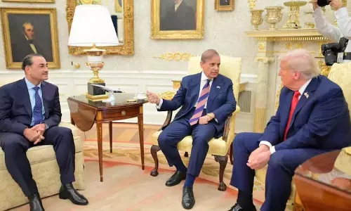Oval Office में असीम मुनीर ने कैसे निभाई सेल्समैन की भूमिका, शहबाज मुस्कुराते रहे Oval Office में असीम मुनीर ने कैसे निभाई सेल्समैन की भूमिका, शहबाज मुस्कुराते रहे