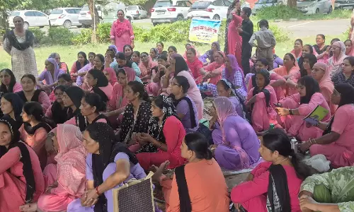 Sirsa: आंगनबाड़ी वर्करों ने डीसी कार्यालय में दिया धरना