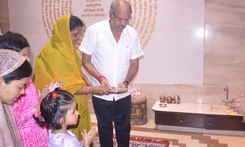 सांसद बृजमोहन अग्रवाल ने देवी स्वरूपा कन्याओं का पूजन कर भोजन खिलाया