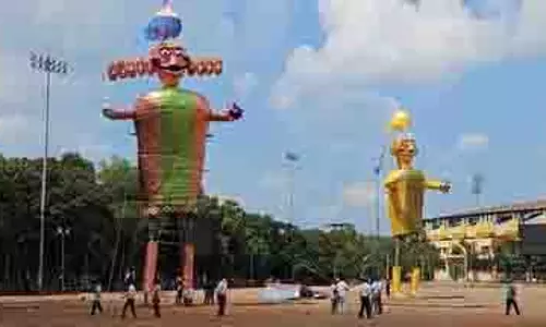 Ranchi: बारिश के बीच मोरहाबादी मैदान में रावण दहन की अंतिम तैयारियां जारी Ranchi: बारिश के बीच मोरहाबादी मैदान में रावण दहन की अंतिम तैयारियां जारी