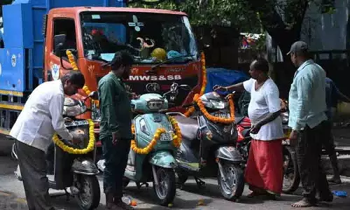 विजयादशमी से पहले Hyderabad के मंदिरों में आयुध पूजा की भीड़ देखी गई विजयादशमी से पहले Hyderabad के मंदिरों में आयुध पूजा की भीड़ देखी गई