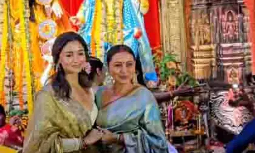 Durga Puja: रानी मुखर्जी और आलिया भट्ट का बेहद खूबसूरत लुक Durga Puja: रानी मुखर्जी और आलिया भट्ट का बेहद खूबसूरत लुक