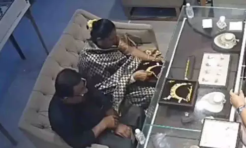 UP: बुलंदशहर में दंपत्ति ने 6 लाख रुपये के सोने के आभूषण चुराए UP: बुलंदशहर में दंपत्ति ने 6 लाख रुपये के सोने के आभूषण चुराए