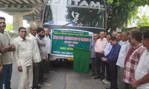 JAMMU: कृषि निदेशक ने एक्सपोज़र टूर को हरी झंडी दिखाई JAMMU: कृषि निदेशक ने एक्सपोज़र टूर को हरी झंडी दिखाई