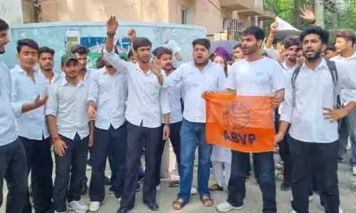 कॉलेज के छात्रों और ABVP कार्यकर्ताओं ने शैक्षणिक व्यवस्था के लिए किया प्रदर्शन