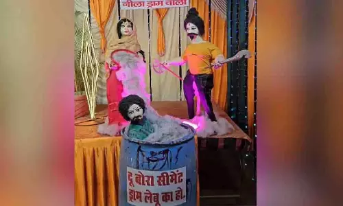 Meerut: दुर्गा पूजा पंडाल में पेश हुआ कुख्यात ब्लू ड्रम केस का दृश्य