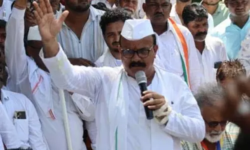सपकाल ने मनुस्मृति, बंच ऑफ थॉट को जलाने और RSS को भंग करने का आह्वान किया सपकाल ने मनुस्मृति, बंच ऑफ थॉट को जलाने और RSS को भंग करने का आह्वान किया