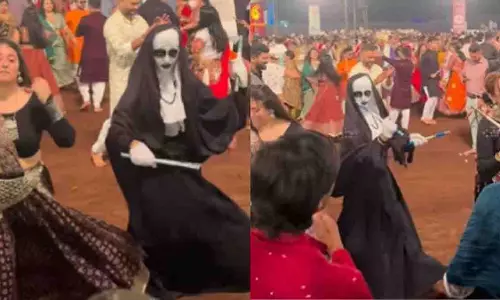 Viral video में भोपाल में नन के वेश में गरबा खेलती दिखी महिला Viral video में भोपाल में नन के वेश में गरबा खेलती दिखी महिला