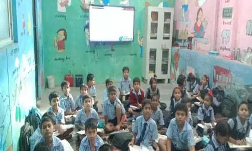 छात्रों को फर्श पर बैठने की व्यवस्था, खेल के मैदान की कमी और कीटों की समस्या से जूझना पड़ रहा छात्रों को फर्श पर बैठने की व्यवस्था, खेल के मैदान की कमी और कीटों की समस्या से जूझना पड़ रहा