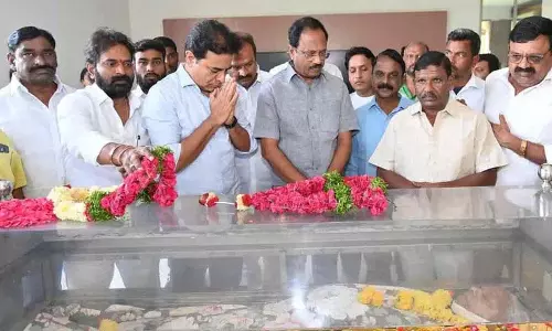 KTR ने पूर्व मंत्री लक्ष्मी रेड्डी की मां के निधन पर शोक व्यक्त किया
