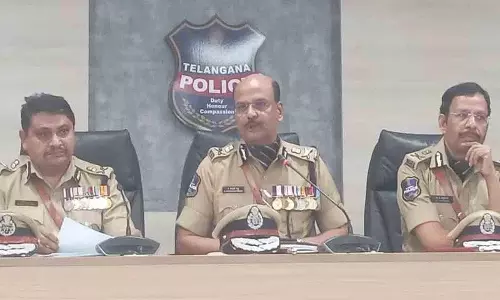 DGP शिवधर रेड्डी ने फर्जी खबरें फैलाने वालों के खिलाफ सख्त कार्रवाई की चेतावनी दी DGP शिवधर रेड्डी ने फर्जी खबरें फैलाने वालों के खिलाफ सख्त कार्रवाई की चेतावनी दी
