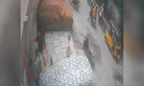 कुत्ते के मल के बारे में पूछताछ करने पर वृद्ध महिला पर कांस्टेबल की पत्नी ने किया हमला