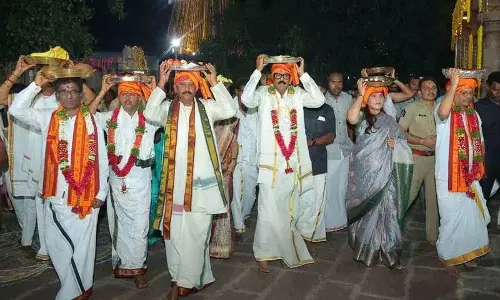 Srisailam मल्लिकार्जुन स्वामी अम्मावर को रेशमी वस्त्र अर्पित करना Srisailam मल्लिकार्जुन स्वामी अम्मावर को रेशमी वस्त्र अर्पित करना