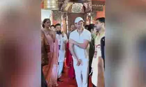 Hrithik Roshan ने की दुर्गा पूजा, वॉर 2 की टीम के साथ दिखे पंडाल में