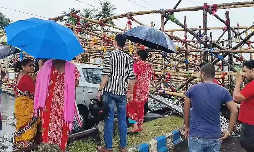 New Town में पूजा मंडप का मेहराब कार पर गिरा, यातायात बाधित New Town में पूजा मंडप का मेहराब कार पर गिरा, यातायात बाधित