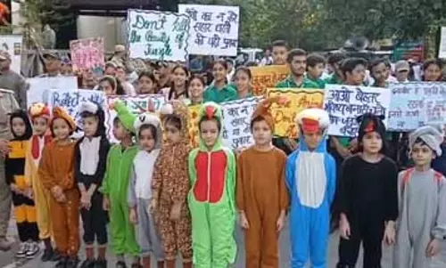 रामनगर : बच्चों ने टाइगर-भालू बनकर दिया वन्यजीव बचाओ का संदेश