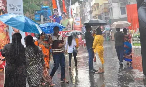 नवमी के पंडाल दर्शन में बारिश ने खलल डाला, दशमी को कैसा रहेगा मौसम?